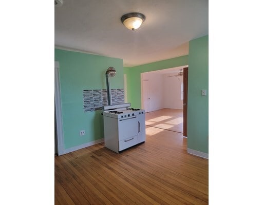Building Photo - 44 Uxbridge St