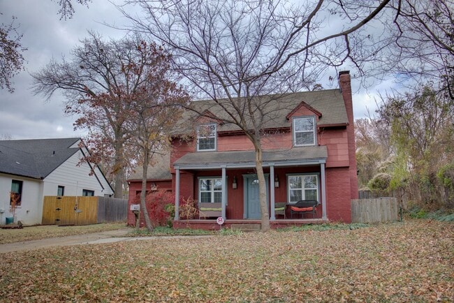 Building Photo - 3-bedroom, 2.5-bath home with mostly hardwood floors