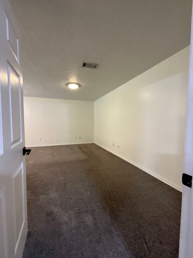 Building Photo - 1018 Meadow Brook Street