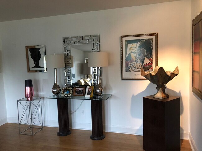 Living Room - 1501 South George Mason Drive