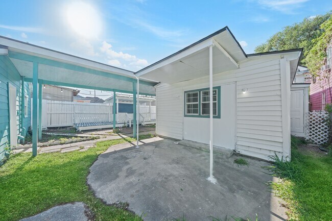 Building Photo - 2823 Bernardo De Galvez Ave
