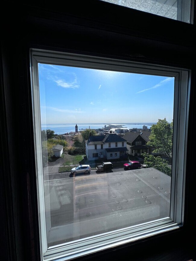 Building Photo - 17 E 6th St