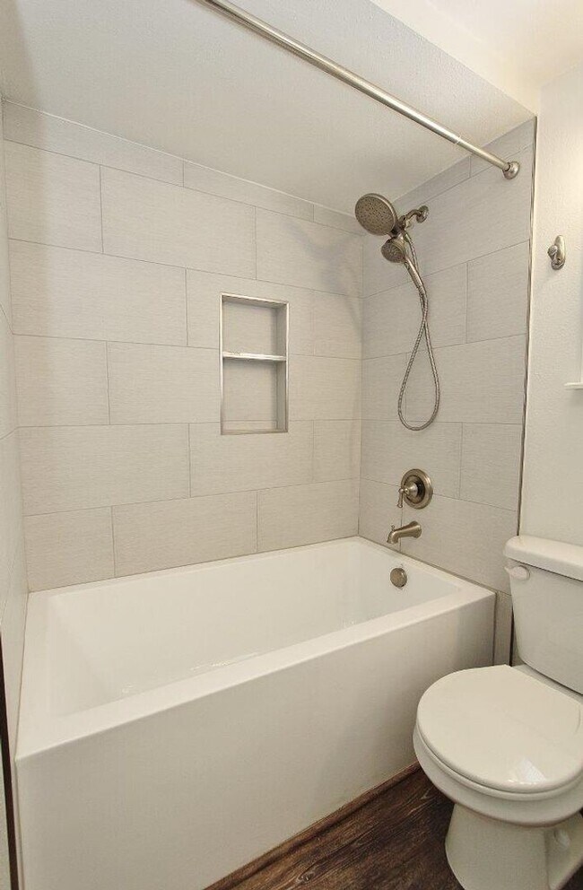 Building Photo - Charming Single-Level Home on the Bench