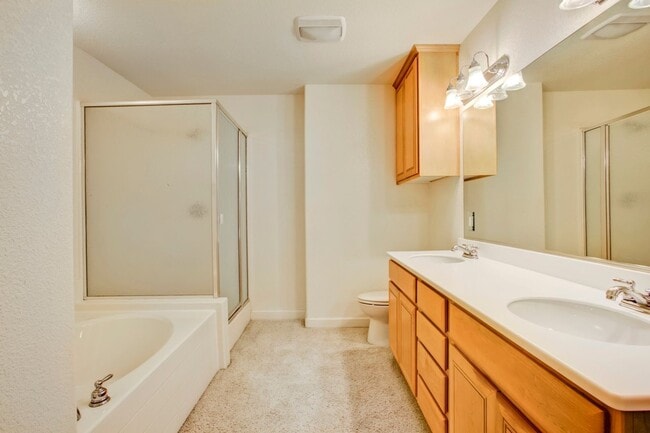Building Photo - Bright & Airy 3bd/2bth End Unit Condo in F...