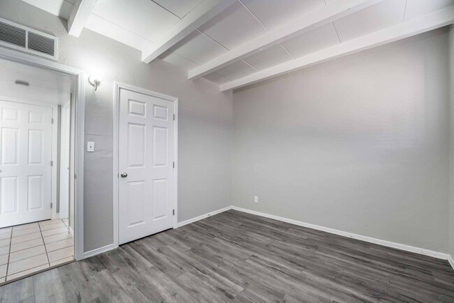 Building Photo - White St 2104-2106