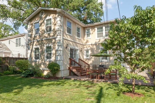 Building Photo - 2900 Meadow Ln
