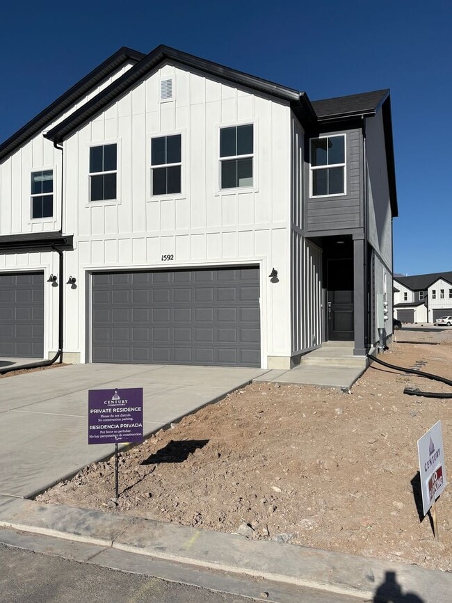 Building Photo - Gorgeous End-Unit Townhome in beautiful Salem!