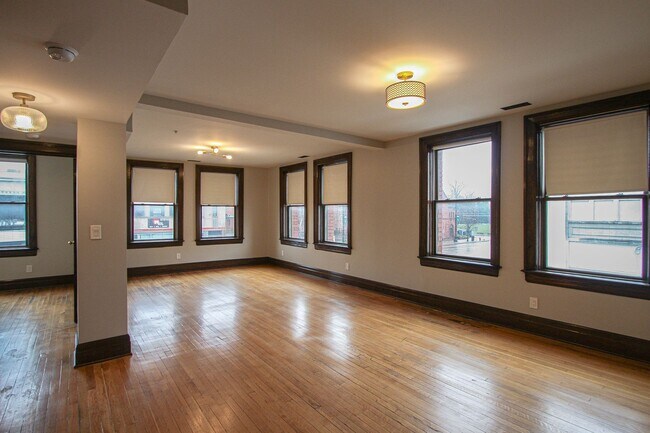 Building Photo - Beautiful 2 Bedroom Renovated Apartment Wa...
