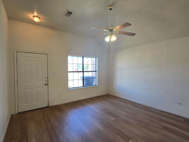 Building Photo - AVAILABLE NOW!