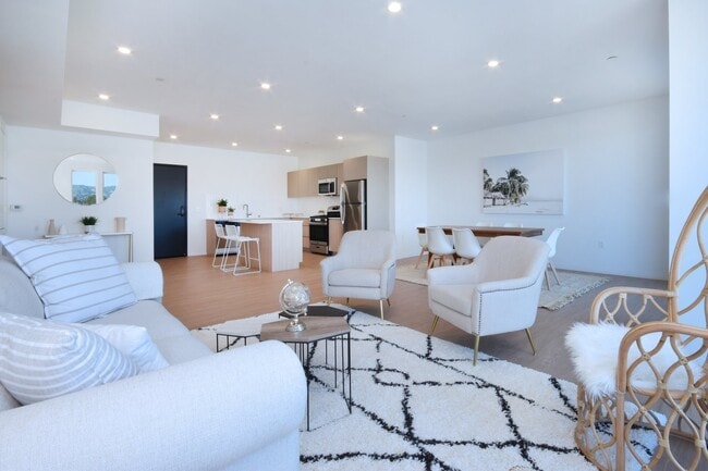 Building Photo - Beautiful Open Floor plan Luxury Apartments