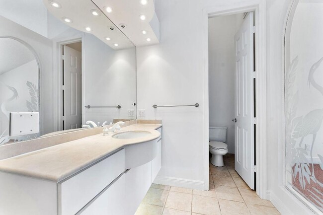 Building Photo - 2469 NE 14th St