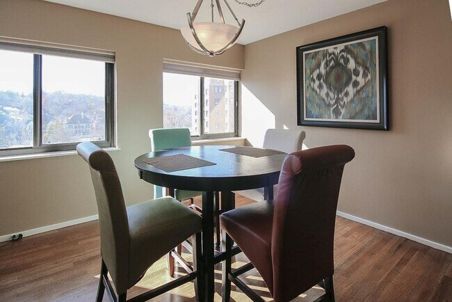 Building Photo - {803 #604} Churchill Condo Located on the County Club Plaza + In-Unit W/D + Parking Included