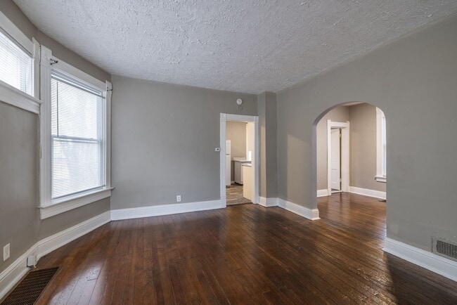 Building Photo - 3 Bedroom Midtown Home!