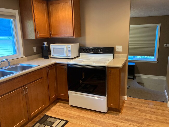 Building Photo - Turnkey 1BR Retreat | Fireplace, Trails, &...