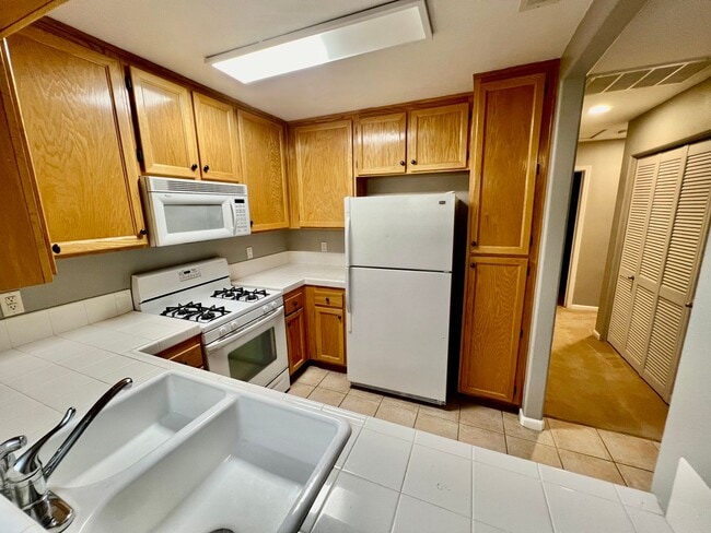 Building Photo - Welcome to this beautiful 3-bedroom, 2-bathroom condo in the desirable Avalon at Eagles Crossing