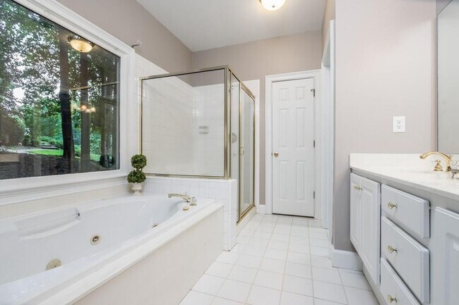 Building Photo - 802 Satinwood Pl