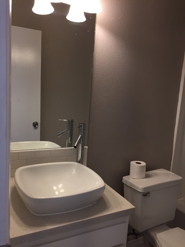Building Photo - Beautiful 1 Bed/1 Bath Condo Apartment wit...
