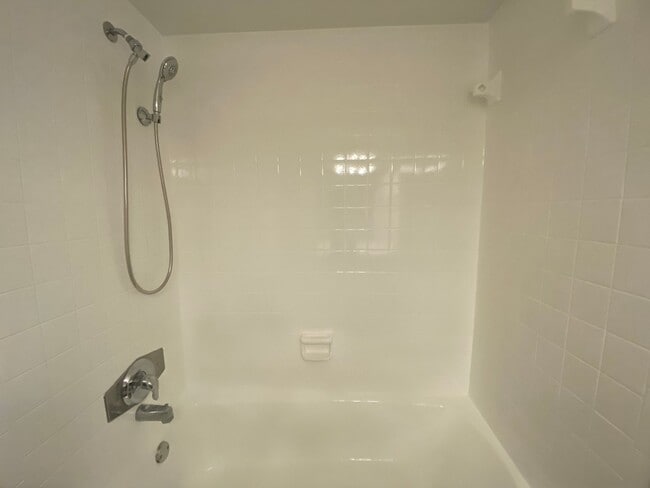 Building Photo - NEWLY RENOVATED 2 BED 2 BATH CONDO NEAR UC...