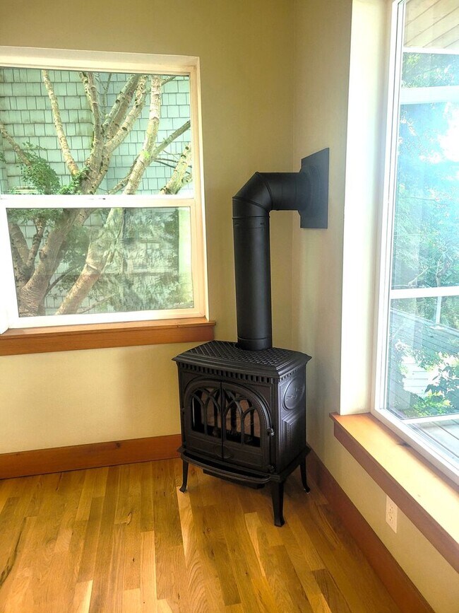 Building Photo - Beautiful South Hill Home with Bay Views 3...