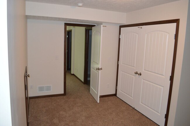 Building Photo - 585 Birch Hill Dr