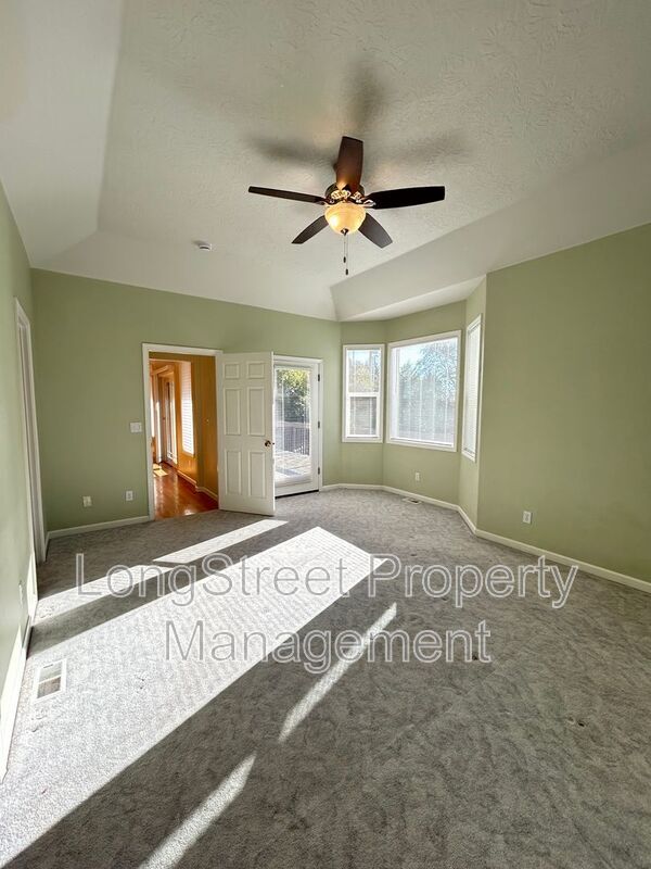 Building Photo - 852 Marilyn Dr