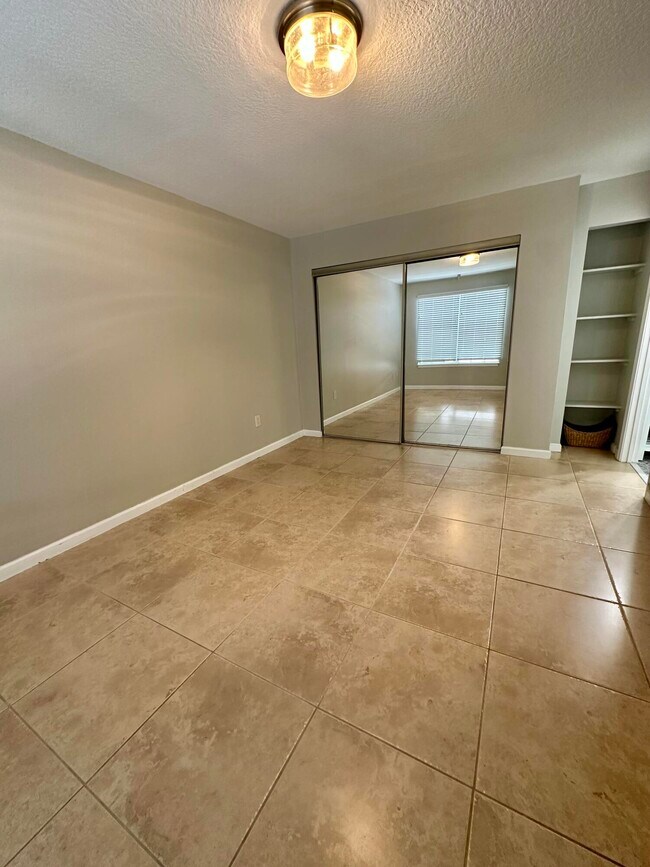 Building Photo - 1050 Crystal Way