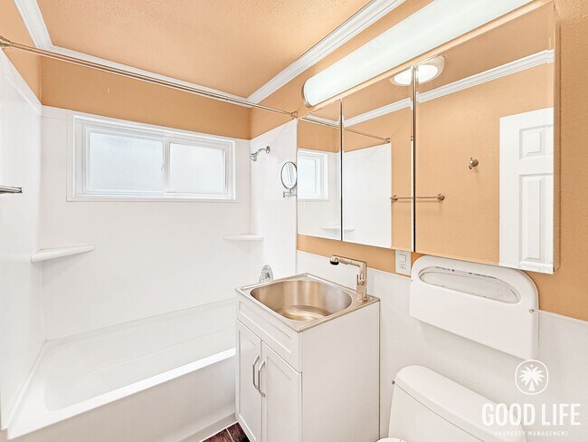 Building Photo - Coastal 2BR Unit in Pacific Beach with Parking & On-Site Amenities