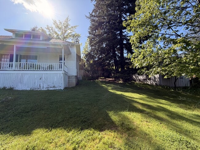 Building Photo - 227 Meade St