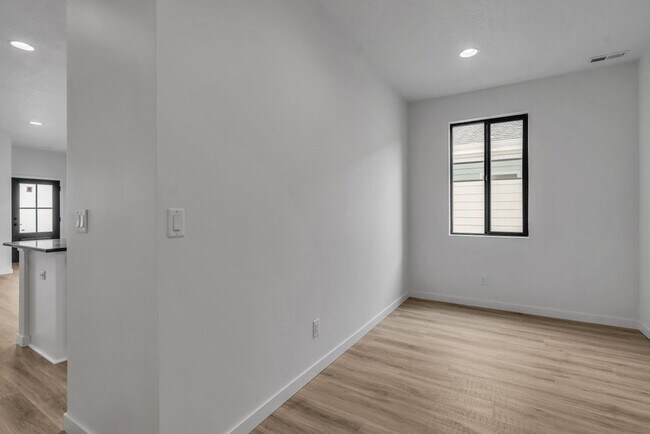 Building Photo - 5114 E Hope Ave