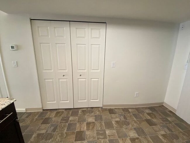 Building Photo - 2 Bedroom Townhouse - Garage/Washer-Dryer ...