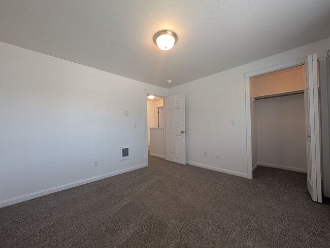 Building Photo - Nice 3 bed/1.5 bath duplex with fenced-in yard and 1 car garage