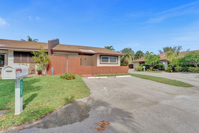Building Photo - Beautifully Renovated 3BR/2BA Townhome in ...