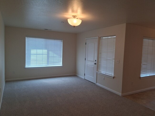 Building Photo - Cute, clean 2 bedroom upstairs apartment with patio.
