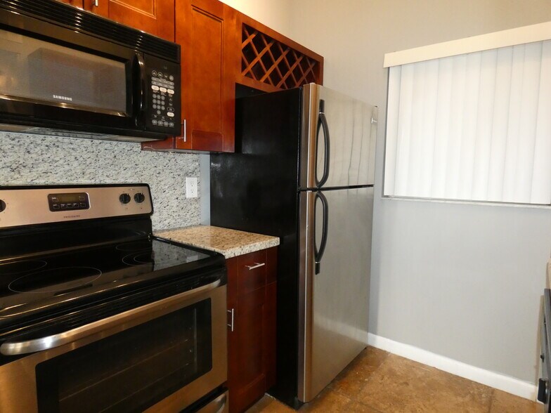 Building Photo - 2850 N Oakland Forest Dr