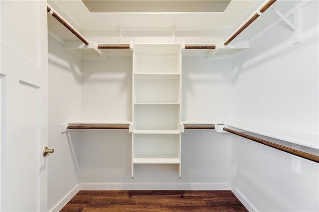 Building Photo - 400 Rose Dr