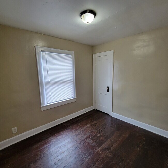 Building Photo - Near East 3BR/1BA House ready to LEASE!