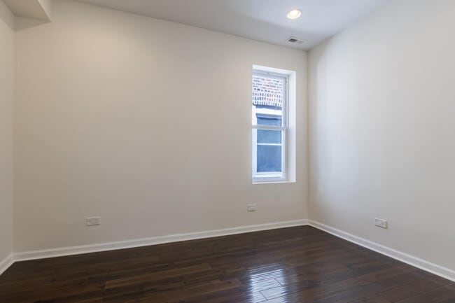 Building Photo - 538 N Hamlin Ave