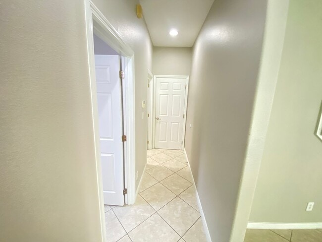Building Photo - Spacious 4/3 Single Family Home!!