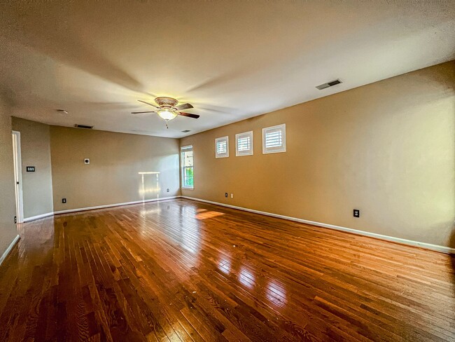 Building Photo - Stunning 4 Bedroom 3 Bathroom Brick Home W...