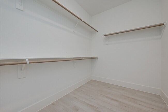Building Photo - 10 Thorpe Ln