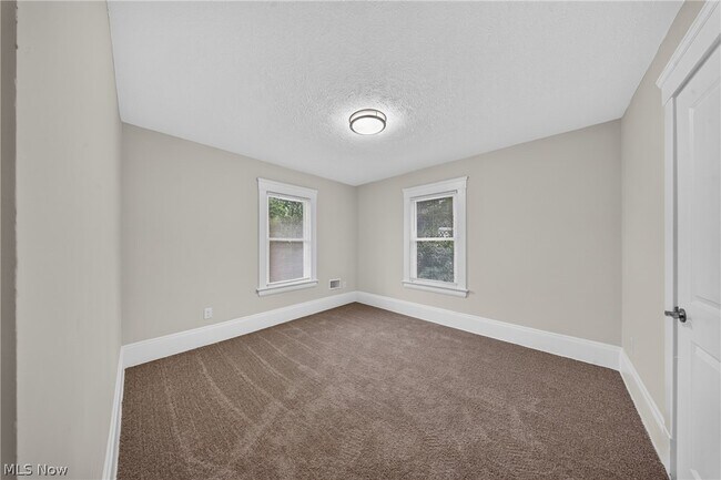 Building Photo - 10524 Lee Ave