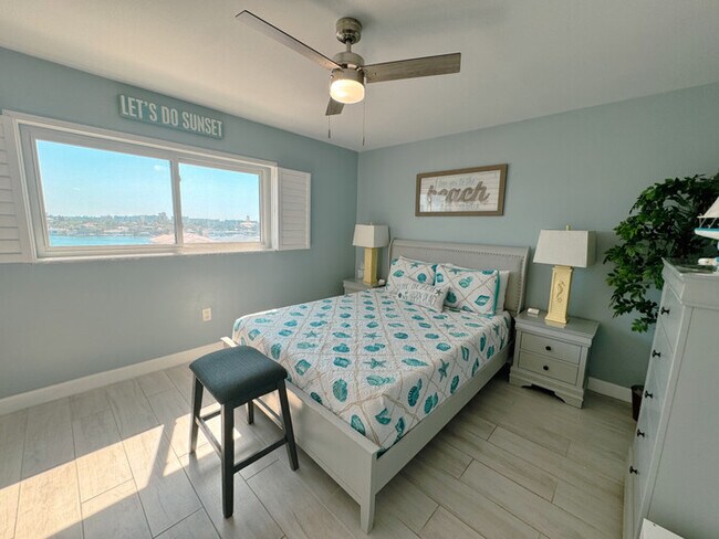 Building Photo - Breathtaking Lower PH Beachfront 2/2 Condo