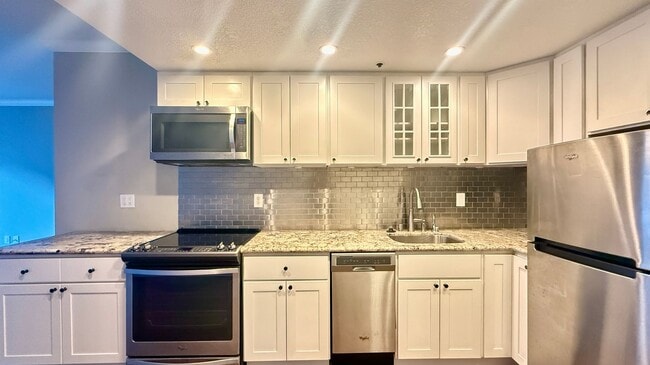 Building Photo - Bright 1BR/1BA w/ City Views, Amenities and just Steps to Embarcadero -AMSI