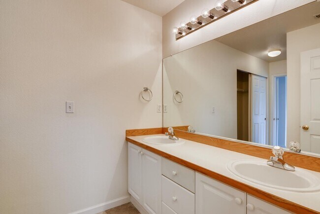 Building Photo - Great Single Family Home In Central Hillsb...