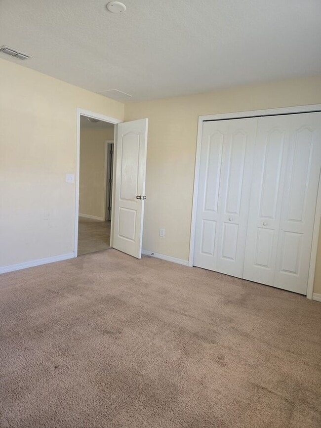 Building Photo - Amazing 4 Bedroom + Office/Bonus Room, 2 1...