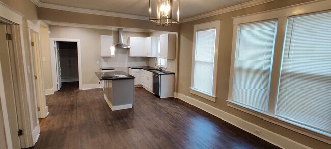 Building Photo - 3 bedroom, 2 bathroom recently updated in Cooper Young