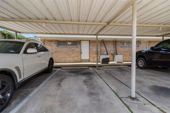 Building Photo - 1016 E Tri Oaks Ln