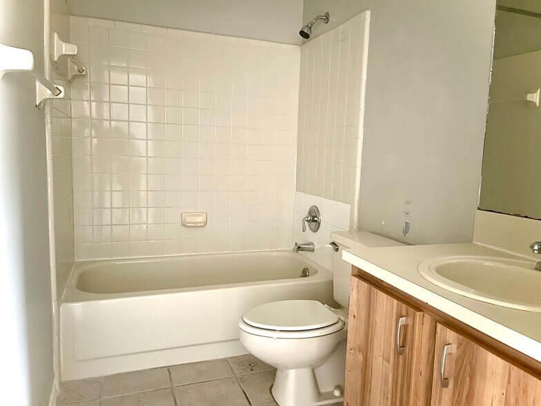 Bathroom - 4814 S Semoran Blvd