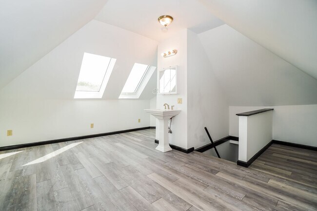 Building Photo - Newly Renovated 4 Bedroom in Central Columbus