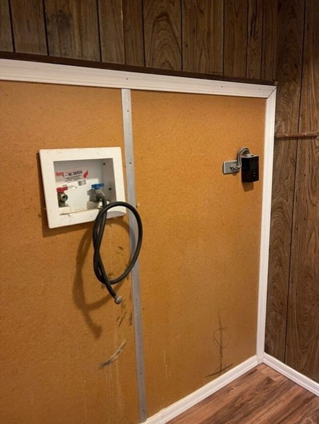 Building Photo - 2 Bedroom In Bridgeport on .36 of an acre-...